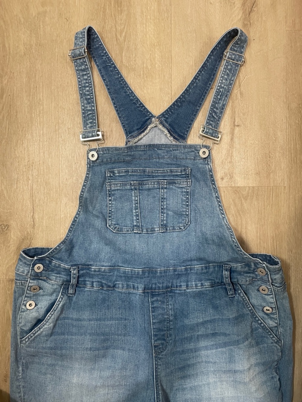 Torrid Light Wash Denim Women's Cropped Overalls with Adjustable Straps 20 - Picture 3 of 7